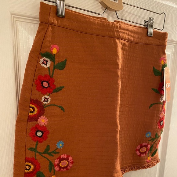 NWT mini skirt with beautiful stitching - Picture 6 of 6